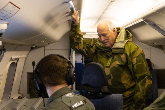 Kongen fikk en omvisning i ett av de nye overvåkningsflyene. Foto: Stian Klaussen / Forsvaret